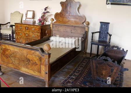 CASTA, SLOWAKEI - 31. AUGUST 2019: das Innere der mittelalterlichen Cerveny Kamen (Rot Stown) Schloss. Schlafzimmer Stockfoto