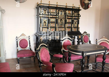 CASTA, SLOWAKEI - 31. AUGUST 2019: das Innere der mittelalterlichen Cerveny Kamen (Rot Stown) Schloss. Zimmer mit secretaire Stockfoto