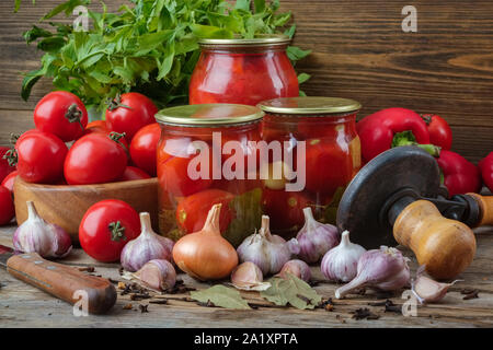 Frische reife Tomaten und Essiggurken und süßen roten Paprika. Gläser mit eingemachten Gemüse. Hausgemachte Gemüse noch marinieren Leben. Stockfoto