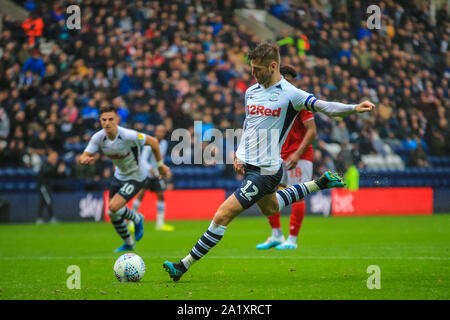28. September 2019, Deepdale, Preston, England; Sky Bet Meisterschaft, Preston North End v Bristol City: Paul Gallagher (12) von Preston North End Kerben, um eine Strafe zu machen es 1-2 Credit: Craig Milner/News Bilder Stockfoto