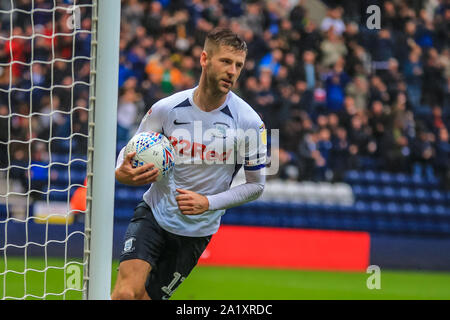 28. September 2019, Deepdale, Preston, England; Sky Bet Meisterschaft, Preston North End v Bristol City: Paul Gallagher (12) von Preston North End seiner Strafe Ziel es feiert 1-2 Credit: Craig Milner/News Bilder zu machen Stockfoto