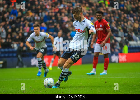 28. September 2019, Deepdale, Preston, England; Sky Bet Meisterschaft, Preston North End v Bristol City: Paul Gallagher (12) von Preston North End Kerben, um eine Strafe zu machen es 1-2 Credit: Craig Milner/News Bilder Stockfoto