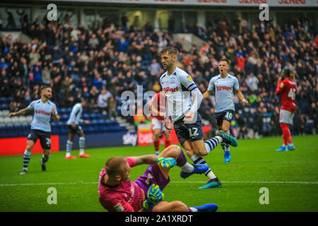 28. September 2019, Deepdale, Preston, England; Sky Bet Meisterschaft, Preston North End v Bristol City: Paul Gallagher (12) von Preston North End Kerben, um eine Strafe zu machen es 1-2 Credit: Craig Milner/News Bilder Stockfoto