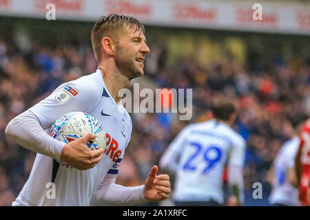 28. September 2019, Deepdale, Preston, England; Sky Bet Meisterschaft, Preston North End v Bristol City: Paul Gallagher (12) von Preston North End seiner Strafe Ziel es feiert 1-2 Credit: Craig Milner/News Bilder zu machen Stockfoto