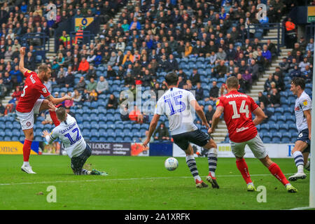 28. September 2019, Deepdale, Preston, England; Sky Bet Meisterschaft, Preston North End v Bristol City: Ben Davies (6) von Preston North End Kerben zu machen es 3-3 Credit: Craig Milner/News Bilder Stockfoto