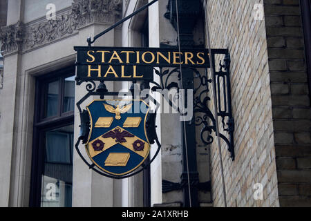 Das Wappen über dem Eingang zum Worshipful Company der Stationers außerhalb der Londoner Livery Saal, Ave Maria Lane, London EC4M 7DDUK Stockfoto