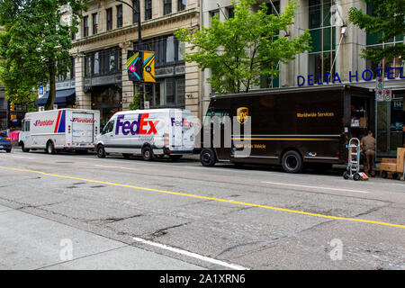 Purolator, FedEx und UPS LKW auf der Straße geparkt Stockfoto