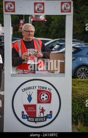 17.September 2019, Broadfield Stadium, Crawley, England; Skybet Liga 2 Fußball, Crawley vs Plymouth Argile: Crawley Programme Credit: Phil Westlake/News Bilder der Englischen Football League Bilder unterliegen DataCo Lizenz Stockfoto