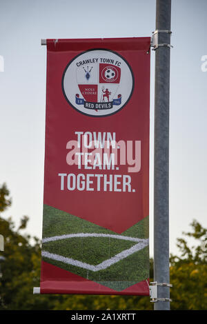 17.September 2019, Broadfield Stadium, Crawley, England; Skybet Liga 2 Fußball, Crawley vs Plymouth Argile: Crawley Flagge Credit: Phil Westlake/News Bilder der Englischen Football League Bilder unterliegen DataCo Lizenz Stockfoto