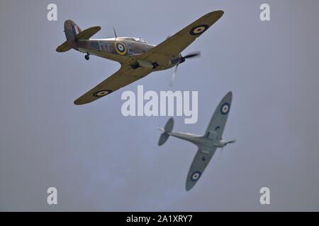 Hawker Hurricane (P3700) und einer Supermarine Spitfire Airborne in der Schlacht von Großbritannien Airshow am IWM Duxford am 22. September 2019 Stockfoto