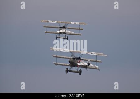 Bremont Großen Krieg Display Team - Fokker Dr1 Triplanes Airborne am 2019 die Schlacht um England Airshow am IWM Duxford am 22. September 2019 Stockfoto