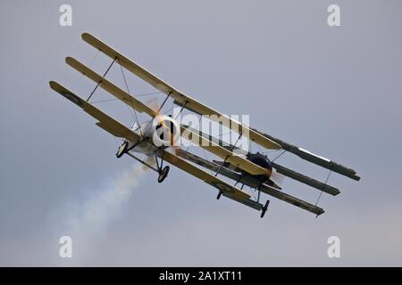 Große Krieg Display Team - Sopwith Dreidecker und Fokker Dr1 Dreidecker Durchführen einer WW1 Dogfight reenactment in der Schlacht von Großbritannien 2019 Duxford Airshow Stockfoto