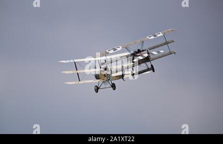 Große Krieg Display Team - Sopwith Dreidecker und Fokker Dr1 Dreidecker Durchführen einer WW1 Dogfight reenactment in der Schlacht von Großbritannien 2019 Duxford Airshow Stockfoto