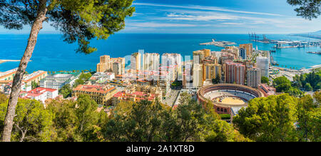 Panoramischer Anblick in Malaga mit der berühmten Plaza de Toros an einem Sommertag. Andalusien, Spanien.