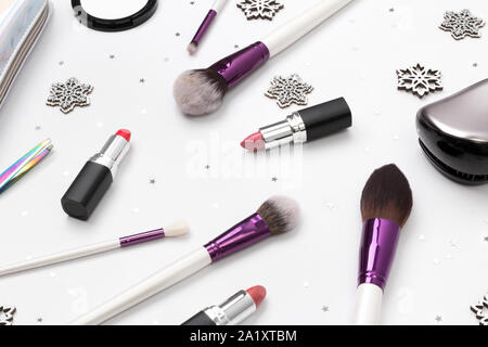 Damen Accessoires, Kosmetik und Make-up-Tools mit Weihnachtsschmuck auf weißem Hintergrund Stockfoto