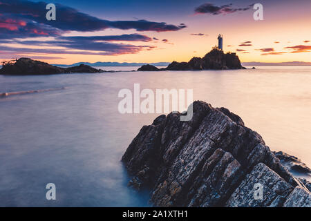 Felsigen Strand Sonnenuntergang entlang des Pacific North West Bowen Island in Howe Sound mit spektakulärem Blick auf den Leuchtturm alle direkt an der Küste von Vancouver BC Stockfoto