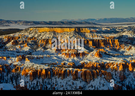 Die untergehende Sonne beleuchtet die Hoodoos im Bryce Canyon National Park Stockfoto