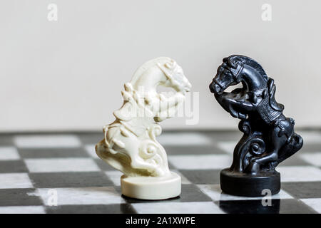 Schach spiel. Ritter auf einem Schachbrett. Rivarly Konzept und Idee. Stockfoto