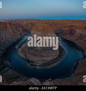 Horshoe Bend vom Aussichtsturm Bereich während der Dämmerung gesehen Stockfoto