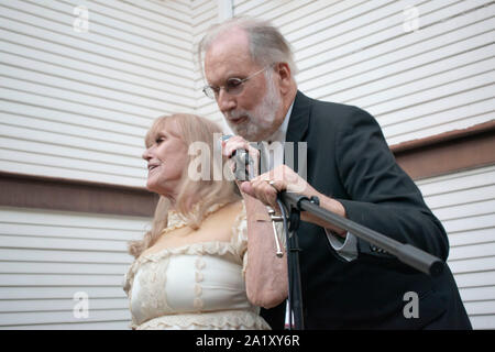 Ein paar feiert ihre 50. Hochzeitstag in San Rafael, CA. Stockfoto