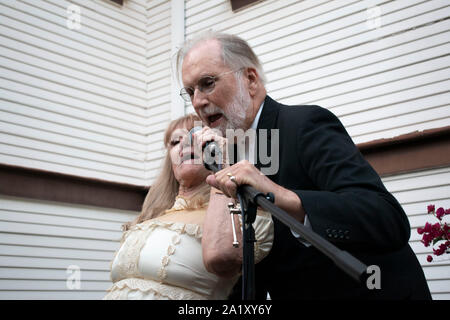 Ein paar feiert ihre 50. Hochzeitstag in San Rafael, CA. Stockfoto