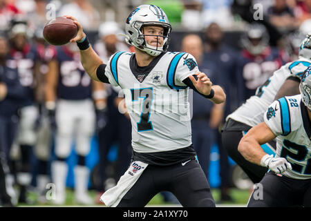 Houston, TX, USA. 29 Sep, 2019. Carolina Panthers Quarterback Kyle Allen (7) wirft einen Pass im zweiten Quartal ein NFL Football Spiel zwischen den Carolina Panthers und der Houston Texans an NRG Stadion in Houston, TX. Trask Smith/CSM/Alamy leben Nachrichten Stockfoto