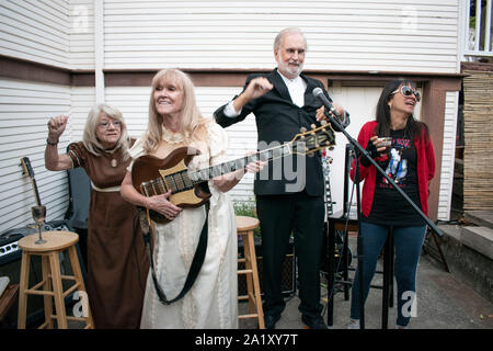 Ein paar feiert ihre 50. Hochzeitstag in San Rafael, CA. Stockfoto
