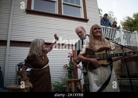 Ein paar feiert ihre 50. Hochzeitstag in San Rafael, CA. Stockfoto
