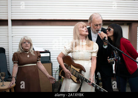 Ein paar feiert ihre 50. Hochzeitstag in San Rafael, CA. Stockfoto