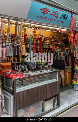 Singapur - 22. März 2019: Chinatown. Viel Glück Kiosk, stand in Sago Street bietet Schmuck und Mysic Knoten in allen Farben und Formen. Stockfoto