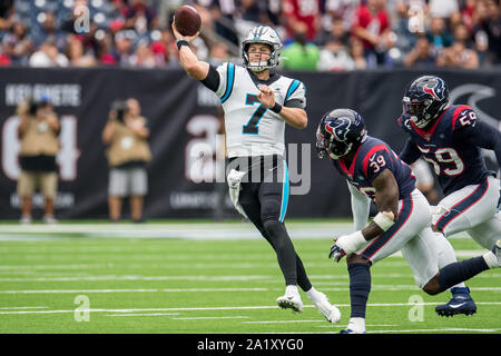 Houston, TX, USA. 29 Sep, 2019. Carolina Panthers Quarterback Kyle Allen (7) wirft einen Pass im zweiten Quartal ein NFL Football Spiel zwischen den Carolina Panthers und der Houston Texans an NRG Stadion in Houston, TX. Trask Smith/CSM/Alamy leben Nachrichten Stockfoto