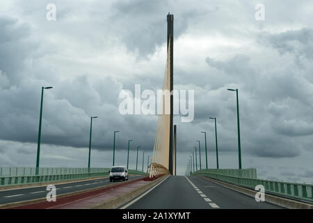 Caudebec-en-Caux, Seine-Maritime/Frankreich - 13. August 2019: Pkw und Lkw Überqueren der Brotonne Brücke über den Fluss Seine in der Normandie Stockfoto