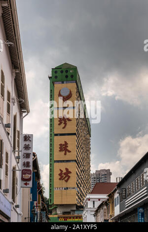 Singapur - 22. März 2019: Chinatown. Historische, SAM gelbe und grüne Völker Park Tower auf Eu Tong Sen Straße unter Regen voll cloudscape. Fac Stockfoto