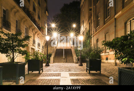 Straßenlaterne und typischen Treppen in Montmartre, Paris. Stockfoto