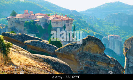 Panoramablick auf Meteora Varlaam mit Kloster auf dem Gipfel des Felsens in der Morgen, Griechenland - griechische Landschaft Stockfoto