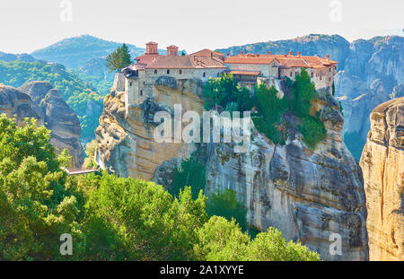 Der Heilige Kloster Varlaam auf der Spitze des Felsens in Meteora am Morgen, Kalampáka, Griechenland - griechische Landschaft Stockfoto