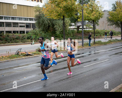 BERLIN, DEUTSCHLAND - 29. SEPTEMBER 2019: Helen Tola am Berlin Marathon 2019 in Berlin, Deutschland Stockfoto