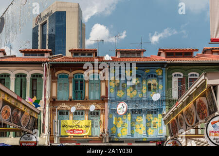 Singapur - 22. März 2019: Chinatown. Bunte Fassaden von kleineren Häusern am Schnittpunkt von Trengganu und Pagode Straßen unter blauem Himmel. Restaurant ein Stockfoto