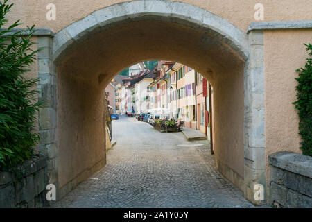 Saint-Ursanne, Jura/Schweiz - vom 27. August 2019: Blick auf die historische Altstadt von Locarno bei der Eingabe der alten City Gate Stockfoto