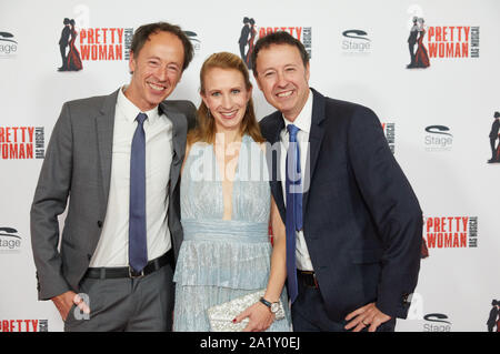 Hamburg, Deutschland. 29 Sep, 2019. Frederik (l) und Gerrit Braun, Unternehmer, und Gerrit's Frau Johanna kommen in die Europäische Premiere des Musicals "Pretty Woman" auf der Bühne Theater der Elbe. Quelle: Georg Wendt/dpa/Alamy leben Nachrichten Stockfoto