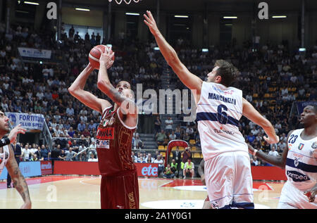 Bologna, Italien, 29. September 2019, AUSTIN DAYE, UMANA REYER VENEZIA, Sünde, VON VEREITELT STEFANO MANCINELLI, FORTITUDO BOLOGNA, während POMPEA Fortitudo Bologna Vs Umana Reyer Venezia - Italienische Basketball eine Serie Meisterschaft - Credit: LPS/Michele Nucci/Alamy leben Nachrichten Stockfoto