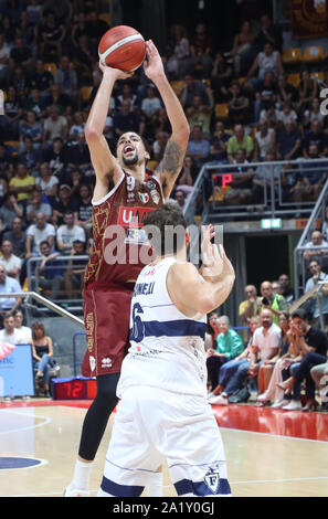 Bologna, Italien, 29. September 2019, AUSTIN DAYE, UMANA REYER VENEZIA, AUS VEREITELT STEFANO MANCINELLI, FORTITUDO BOLOGNA, während POMPEA Fortitudo Bologna Vs Umana Reyer Venezia - Italienische Basketball eine Serie Meisterschaft - Credit: LPS/Michele Nucci/Alamy leben Nachrichten Stockfoto