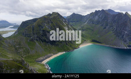 Norwegen, Lofoten - Türkis Kvalvika Strand mit Blick zum Atlantischen Ozean Inseln in den Arktischen Kreis Stockfoto