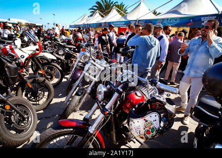 Die Teilnehmer der 2019 Distinguished Gentlemen's Ride versammeln sich in Pescara, Italien. Stockfoto