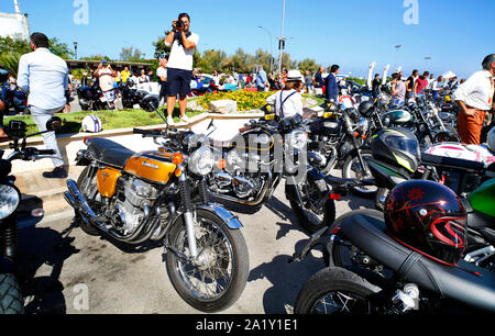 Die Teilnehmer der 2019 Distinguished Gentlemen's Ride versammeln sich in Pescara, Italien. Stockfoto