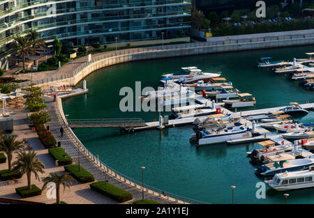 Abu Dhabi, Vereinigte Arabische Emirate - 29. September 2019: Al Marasy Marina View mit luxuriösen Yachten in Abu Dhabi, Al Bateen Bereich Stockfoto