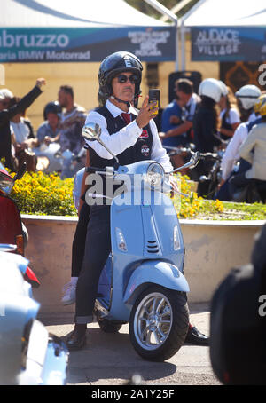 Die Teilnehmer der 2019 Distinguished Gentlemen's Ride versammeln sich in Pescara, Italien. Stockfoto