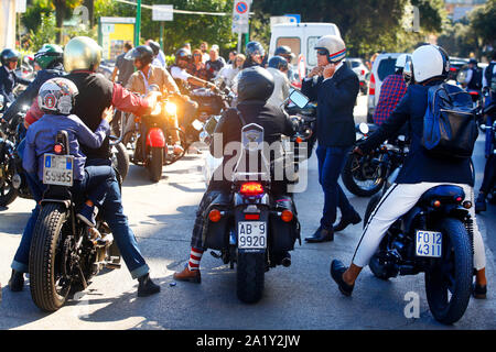 Die Teilnehmer der 2019 Distinguished Gentlemen's Ride versammeln sich in Pescara, Italien. Stockfoto