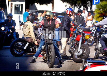 Die Teilnehmer der 2019 Distinguished Gentlemen's Ride versammeln sich in Pescara, Italien. Stockfoto