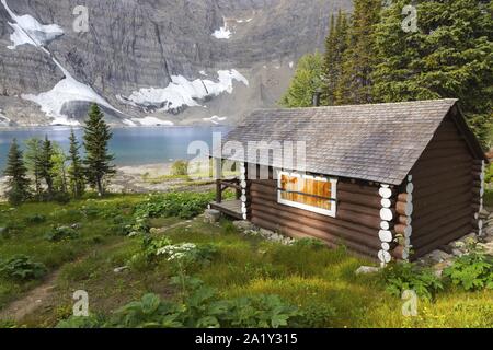 Heritage Landmark Holzhütte Außen. Green Alpine Meadow Floe Lake Rockwall Hiking Trail Kootenay National Park Canadian Rockies Stockfoto